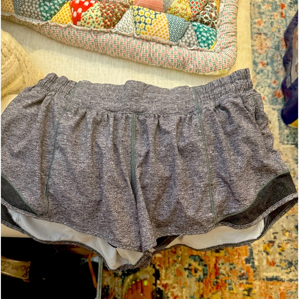 Lululemon charcoal gray women's size 10 hottie low rise short shorts